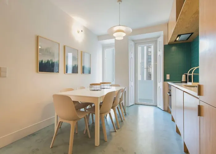 Апартаменти Lovelystay - Wide & Bright 4 Families